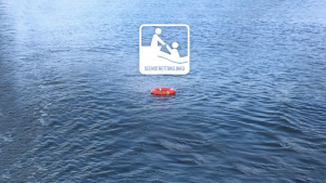 weißes Logo von seenotrettung.info über blauen Wasserwellen. In der Mitte ein roter Rettungsring